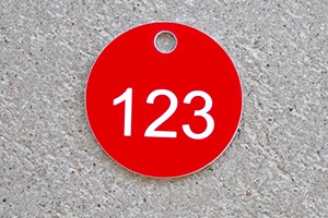 Zawieszka plastikowa grawerowana z otworem